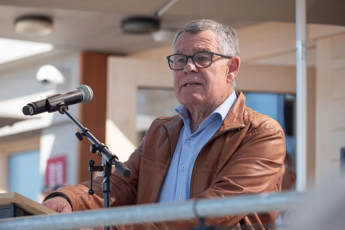 Der Zürcher Finanzdirektor Ernst Stocker (SVP) lobt den Bachtel und das umgebaute Restaurant. Regierungsrat Ernst Stocker (SVP) auf dem Bachtel.